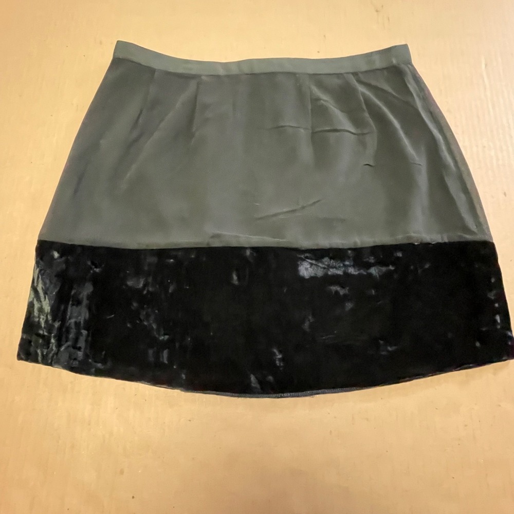 Banana Republic Women's Sz 8 Black Velvet Trim Silk Blend Mini A-Line Skirt